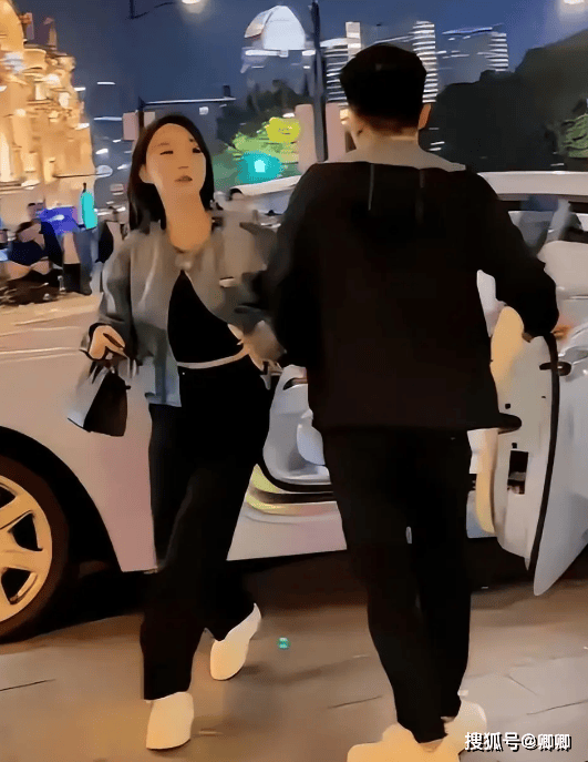 引热议小腹微凸是真性情还是另有隐情？Bsport体育最新网址叶珂豪车出行(图1)